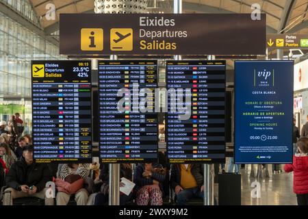 Informationstafeln am Flughafen Alicante-Elche Stockfoto