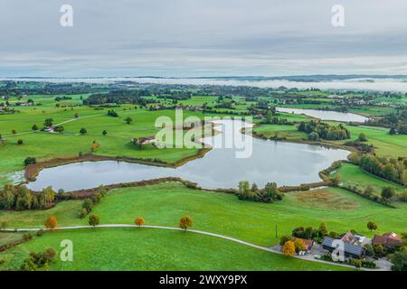 Die Region um den Niedersonthofensee im Allgäuer Seengebiet in einer Luftaufnahme Stockfoto