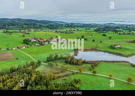 Die Region um den Niedersonthofensee im Allgäuer Seengebiet in einer Luftaufnahme Stockfoto