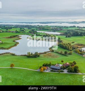 Die Region um den Niedersonthofensee im Allgäuer Seengebiet in einer Luftaufnahme Stockfoto