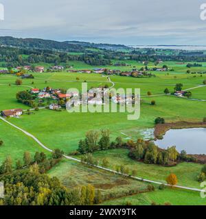 Die Region um den Niedersonthofensee im Allgäuer Seengebiet in einer Luftaufnahme Stockfoto