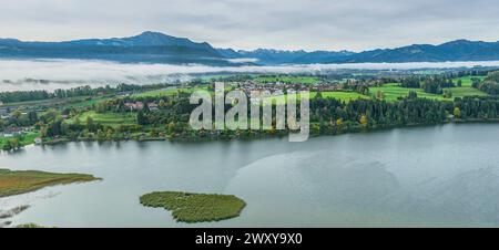 Die Region um den Niedersonthofensee im Allgäuer Seengebiet in einer Luftaufnahme Stockfoto