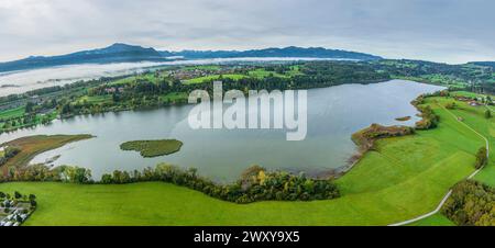 Die Region um den Niedersonthofensee im Allgäuer Seengebiet in einer Luftaufnahme Stockfoto