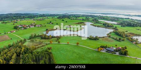 Die Region um den Niedersonthofensee im Allgäuer Seengebiet in einer Luftaufnahme Stockfoto