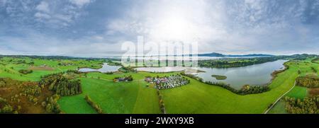 Die Region um den Niedersonthofensee im Allgäuer Seengebiet in einer Luftaufnahme Stockfoto