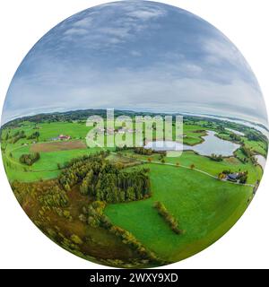 Die Region um den Niedersonthofensee im Allgäuer Seengebiet in einer Luftaufnahme Stockfoto