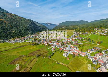 Idyllische Herbstatmosphäre bei Ehrwald am Fuße der Zugspitze im Tiroler Außerfern in Tirol Stockfoto