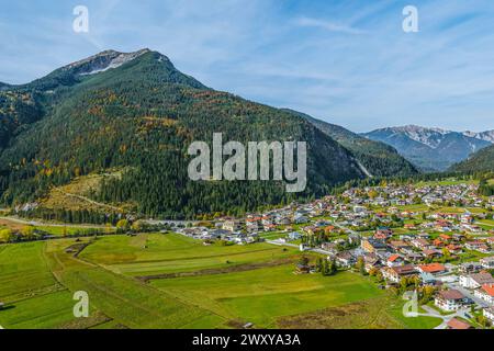 Idyllische Herbstatmosphäre bei Ehrwald am Fuße der Zugspitze im Tiroler Außerfern in Tirol Stockfoto