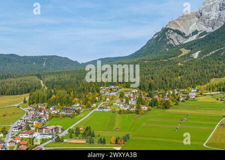 Idyllische Herbstatmosphäre bei Ehrwald am Fuße der Zugspitze im Tiroler Außerfern in Tirol Stockfoto