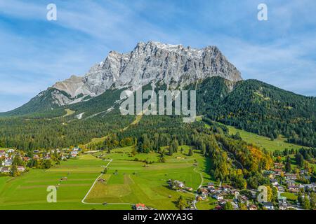 Idyllische Herbstatmosphäre bei Ehrwald am Fuße der Zugspitze im Tiroler Außerfern in Tirol Stockfoto