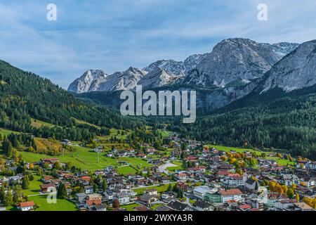 Idyllische Herbstatmosphäre bei Ehrwald am Fuße der Zugspitze im Tiroler Außerfern in Tirol Stockfoto