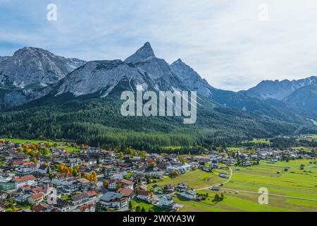 Idyllische Herbstatmosphäre bei Ehrwald am Fuße der Zugspitze im Tiroler Außerfern in Tirol Stockfoto