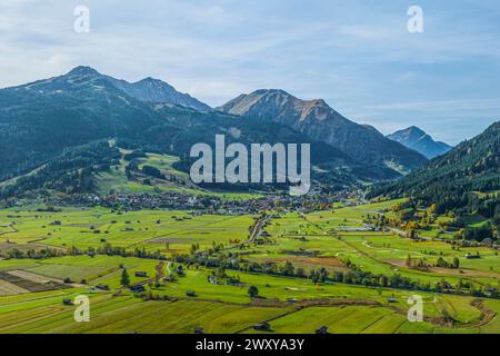 Idyllische Herbstatmosphäre bei Ehrwald am Fuße der Zugspitze im Tiroler Außerfern in Tirol Stockfoto