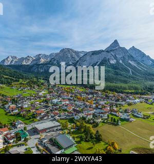 Idyllische Herbstatmosphäre bei Ehrwald am Fuße der Zugspitze im Tiroler Außerfern in Tirol Stockfoto