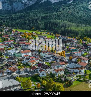 Idyllische Herbstatmosphäre bei Ehrwald am Fuße der Zugspitze im Tiroler Außerfern in Tirol Stockfoto