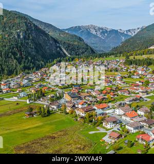 Idyllische Herbstatmosphäre bei Ehrwald am Fuße der Zugspitze im Tiroler Außerfern in Tirol Stockfoto