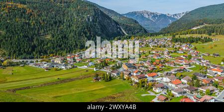 Idyllische Herbstatmosphäre bei Ehrwald am Fuße der Zugspitze im Tiroler Außerfern in Tirol Stockfoto