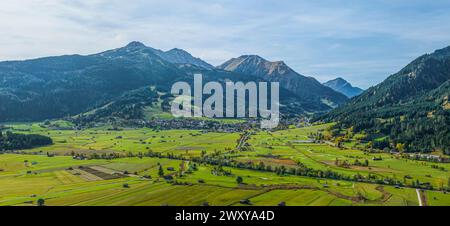 Idyllische Herbstatmosphäre bei Ehrwald am Fuße der Zugspitze im Tiroler Außerfern in Tirol Stockfoto