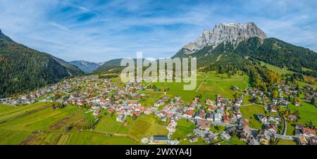 Idyllische Herbstatmosphäre bei Ehrwald am Fuße der Zugspitze im Tiroler Außerfern in Tirol Stockfoto