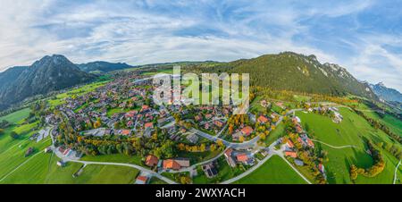 Blick auf die Region Pfronten-Steinach im östlichen Allgäu am späten Nachmittag im Herbst Stockfoto