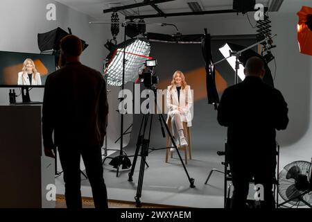 Eine Frau im Filmstudio. Hinter den Kulissen Stockfoto