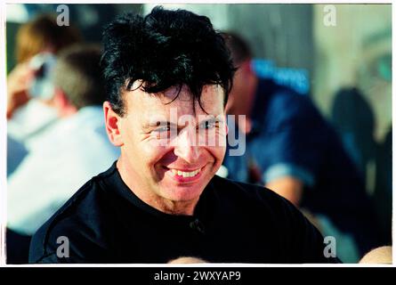 GARY NUMAN, Reading FESTIVAL, 2001: Synthie-Legende Gary Numan Backstage beim Reading Festival, Reading, Großbritannien am 24. August 2001. Foto: Rob Watkins. INFO: Gary Numan, geboren 1958, ist ein englischer Pionier. In den späten 70er Jahren entwickelte sich sein elektronischer und industrieller Sound, der in Hits wie „Cars“ und Alben wie „The Pleasure Principle“ verkörpert wurde, und beeinflusste die neuen Genres Wave und Synthie-Pop und hinterließ einen dauerhaften Einfluss auf die Musiklandschaft. Stockfoto