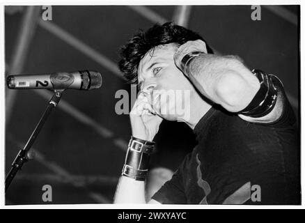 GARY NUMAN, Reading FESTIVAL, 2001: Musiklegende Gary Numan spielt am 24. August 2001 live beim Reading Festival, Reading, Großbritannien. Foto: Rob Watkins. INFO: Gary Numan, geboren 1958, ist ein englischer Pionier. In den späten 70er Jahren entwickelte sich sein elektronischer und industrieller Sound, der in Hits wie „Cars“ und Alben wie „The Pleasure Principle“ verkörpert wurde, und beeinflusste die neuen Genres Wave und Synthie-Pop und hinterließ einen dauerhaften Einfluss auf die Musiklandschaft. Stockfoto