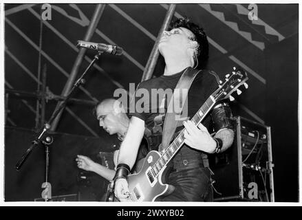 GARY NUMAN, Reading FESTIVAL, 2001: Musiklegende Gary Numan spielt am 24. August 2001 live beim Reading Festival, Reading, Großbritannien. Foto: Rob Watkins. INFO: Gary Numan, geboren 1958, ist ein englischer Pionier. In den späten 70er Jahren entwickelte sich sein elektronischer und industrieller Sound, der in Hits wie „Cars“ und Alben wie „The Pleasure Principle“ verkörpert wurde, und beeinflusste die neuen Genres Wave und Synthie-Pop und hinterließ einen dauerhaften Einfluss auf die Musiklandschaft. Stockfoto