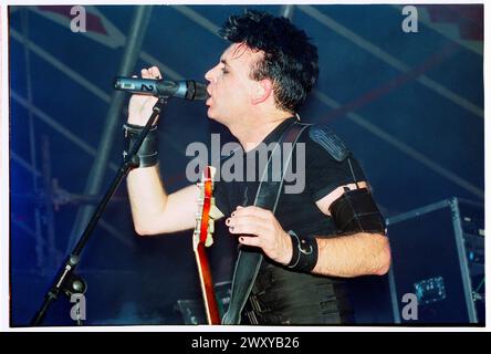 GARY NUMAN, Reading FESTIVAL, 2001: Musiklegende Gary Numan spielt am 24. August 2001 live beim Reading Festival, Reading, Großbritannien. Foto: Rob Watkins. INFO: Gary Numan, geboren 1958, ist ein englischer Pionier. In den späten 70er Jahren entwickelte sich sein elektronischer und industrieller Sound, der in Hits wie „Cars“ und Alben wie „The Pleasure Principle“ verkörpert wurde, und beeinflusste die neuen Genres Wave und Synthie-Pop und hinterließ einen dauerhaften Einfluss auf die Musiklandschaft. Stockfoto