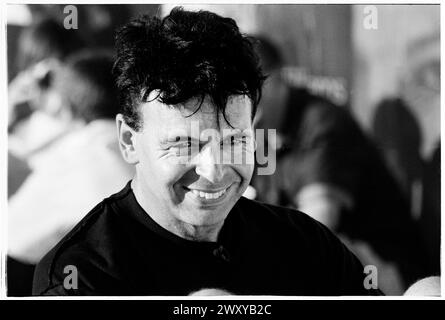 GARY NUMAN, Reading FESTIVAL, 2001: Synthie-Legende Gary Numan Backstage beim Reading Festival, Reading, Großbritannien am 24. August 2001. Foto: Rob Watkins. INFO: Gary Numan, geboren 1958, ist ein englischer Pionier. In den späten 70er Jahren entwickelte sich sein elektronischer und industrieller Sound, der in Hits wie „Cars“ und Alben wie „The Pleasure Principle“ verkörpert wurde, und beeinflusste die neuen Genres Wave und Synthie-Pop und hinterließ einen dauerhaften Einfluss auf die Musiklandschaft. Stockfoto