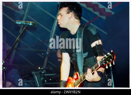 GARY NUMAN, Reading FESTIVAL, 2001: Musiklegende Gary Numan spielt am 24. August 2001 live beim Reading Festival, Reading, Großbritannien. Foto: Rob Watkins. INFO: Gary Numan, geboren 1958, ist ein englischer Pionier. In den späten 70er Jahren entwickelte sich sein elektronischer und industrieller Sound, der in Hits wie „Cars“ und Alben wie „The Pleasure Principle“ verkörpert wurde, und beeinflusste die neuen Genres Wave und Synthie-Pop und hinterließ einen dauerhaften Einfluss auf die Musiklandschaft. Stockfoto