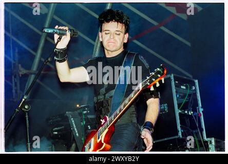 GARY NUMAN, Reading FESTIVAL, 2001: Musiklegende Gary Numan spielt am 24. August 2001 live beim Reading Festival, Reading, Großbritannien. Foto: Rob Watkins. INFO: Gary Numan, geboren 1958, ist ein englischer Pionier. In den späten 70er Jahren entwickelte sich sein elektronischer und industrieller Sound, der in Hits wie „Cars“ und Alben wie „The Pleasure Principle“ verkörpert wurde, und beeinflusste die neuen Genres Wave und Synthie-Pop und hinterließ einen dauerhaften Einfluss auf die Musiklandschaft. Stockfoto