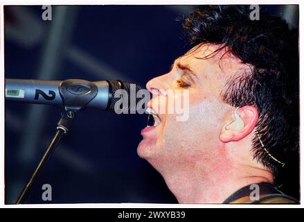 GARY NUMAN, Reading FESTIVAL, 2001: Musiklegende Gary Numan spielt am 24. August 2001 live beim Reading Festival, Reading, Großbritannien. Foto: Rob Watkins. INFO: Gary Numan, geboren 1958, ist ein englischer Pionier. In den späten 70er Jahren entwickelte sich sein elektronischer und industrieller Sound, der in Hits wie „Cars“ und Alben wie „The Pleasure Principle“ verkörpert wurde, und beeinflusste die neuen Genres Wave und Synthie-Pop und hinterließ einen dauerhaften Einfluss auf die Musiklandschaft. Stockfoto