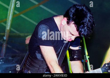 GARY NUMAN, Reading FESTIVAL, 2001: Musiklegende Gary Numan spielt am 24. August 2001 live beim Reading Festival, Reading, Großbritannien. Foto: Rob Watkins. INFO: Gary Numan, geboren 1958, ist ein englischer Pionier. In den späten 70er Jahren entwickelte sich sein elektronischer und industrieller Sound, der in Hits wie „Cars“ und Alben wie „The Pleasure Principle“ verkörpert wurde, und beeinflusste die neuen Genres Wave und Synthie-Pop und hinterließ einen dauerhaften Einfluss auf die Musiklandschaft. Stockfoto