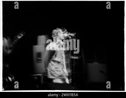 OASIS, FIRST GLASTONBURY HEADLINE, 1995: Liam Gallagher in einem Langzeitfoto, das die Hauptbühne auf dem Höhepunkt ihres Ruhmes auf dem Glastonbury Festival, Pilton Farm, Somerset, England, 24. Juni 1995 inszeniert. 1995 feierte das Festival sein 25-jähriges Bestehen. In diesem Jahr gab es keine Pyramidenphase, da sie abgebrannt war. Foto: ROB WATKINS Stockfoto