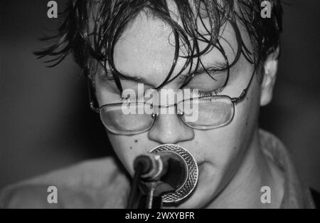 GOMEZ, FRÜHES KONZERT, 1998: Ein junger Ben Ottewell aus Gomez, der am 25. April 1998 in Bristol Louisiana, Bristol, England, Großbritannien, einen winzigen, schwitzenden Auftritt spielt. Die Band tourte auf ihrem neu veröffentlichten Debütalbum Bring IT On. Bild: Rob Watkins. INFO: Gomez, eine englische Indie-Rock-Band, die 1996 in Southport, England, gegründet wurde. Ihr Debütalbum Bring IT On gewann 1998 den prestigeträchtigen Mercury Prize, was sie zu Ruhm machte. Ihr eklektischer Sound verbindet Blues, Folk und Rock. Stockfoto