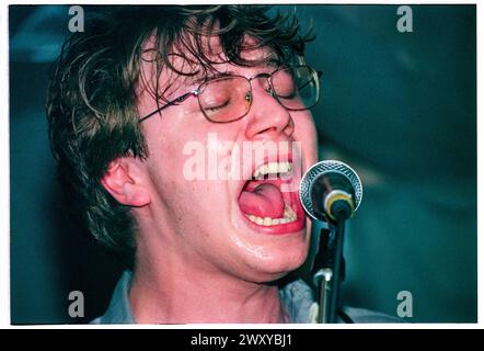 GOMEZ, FRÜHES KONZERT, 1998: Ein junger Ben Ottewell aus Gomez, der am 25. April 1998 in Bristol Louisiana, Bristol, England, Großbritannien, einen winzigen, schwitzenden Auftritt spielt. Die Band tourte auf ihrem neu veröffentlichten Debütalbum Bring IT On. Bild: Rob Watkins. INFO: Gomez, eine englische Indie-Rock-Band, die 1996 in Southport, England, gegründet wurde. Ihr Debütalbum Bring IT On gewann 1998 den prestigeträchtigen Mercury Prize, was sie zu Ruhm machte. Ihr eklektischer Sound verbindet Blues, Folk und Rock. Stockfoto