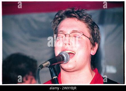 GOMEZ, FRÜHES KONZERT, 1998: A Young A Young Tom Gray of Gomez, der am 25. April 1998 in Bristol Louisiana, Bristol, England, Großbritannien, einen winzigen, schwitzenden Auftritt spielt. Die Band tourte auf ihrem neu veröffentlichten Debütalbum Bring IT On. Bild: Rob Watkins. INFO: Gomez, eine englische Indie-Rock-Band, die 1996 in Southport, England, gegründet wurde. Ihr Debütalbum Bring IT On gewann 1998 den prestigeträchtigen Mercury Prize, was sie zu Ruhm machte. Ihr eklektischer Sound verbindet Blues, Folk und Rock. Stockfoto