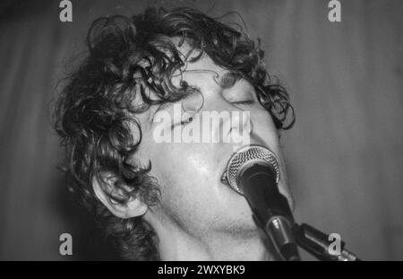 GOMEZ, FRÜHES KONZERT, 1998: A Young Ian Ball of Gomez, der am 25. April 1998 in Bristol Louisiana, Bristol, England, Großbritannien, einen winzigen, schwitzenden Auftritt spielt. Die Band tourte auf ihrem neu veröffentlichten Debütalbum Bring IT On. Bild: Rob Watkins. INFO: Gomez, eine englische Indie-Rock-Band, die 1996 in Southport, England, gegründet wurde. Ihr Debütalbum Bring IT On gewann 1998 den prestigeträchtigen Mercury Prize, was sie zu Ruhm machte. Ihr eklektischer Sound verbindet Blues, Folk und Rock. Stockfoto