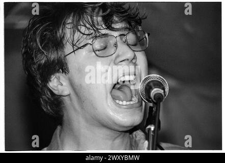 GOMEZ, FRÜHES KONZERT, 1998: Ein junger Ben Ottewell aus Gomez, der am 25. April 1998 in Bristol Louisiana, Bristol, England, Großbritannien, einen winzigen, schwitzenden Auftritt spielt. Die Band tourte auf ihrem neu veröffentlichten Debütalbum Bring IT On. Bild: Rob Watkins. INFO: Gomez, eine englische Indie-Rock-Band, die 1996 in Southport, England, gegründet wurde. Ihr Debütalbum Bring IT On gewann 1998 den prestigeträchtigen Mercury Prize, was sie zu Ruhm machte. Ihr eklektischer Sound verbindet Blues, Folk und Rock. Stockfoto