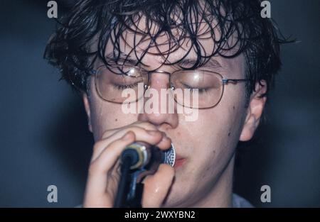 GOMEZ, FRÜHES KONZERT, 1998: Ein junger Ben Ottewell aus Gomez, der am 25. April 1998 in Bristol Louisiana, Bristol, England, Großbritannien, einen winzigen, schwitzenden Auftritt spielt. Die Band tourte auf ihrem neu veröffentlichten Debütalbum Bring IT On. Bild: Rob Watkins. INFO: Gomez, eine englische Indie-Rock-Band, die 1996 in Southport, England, gegründet wurde. Ihr Debütalbum Bring IT On gewann 1998 den prestigeträchtigen Mercury Prize, was sie zu Ruhm machte. Ihr eklektischer Sound verbindet Blues, Folk und Rock. Stockfoto