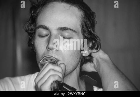 GOMEZ, FRÜHES KONZERT, 1998: A Young Ian Ball of Gomez, der am 25. April 1998 in Bristol Louisiana, Bristol, England, Großbritannien, einen winzigen, schwitzenden Auftritt spielt. Die Band tourte auf ihrem neu veröffentlichten Debütalbum Bring IT On. Bild: Rob Watkins. INFO: Gomez, eine englische Indie-Rock-Band, die 1996 in Southport, England, gegründet wurde. Ihr Debütalbum Bring IT On gewann 1998 den prestigeträchtigen Mercury Prize, was sie zu Ruhm machte. Ihr eklektischer Sound verbindet Blues, Folk und Rock. Stockfoto