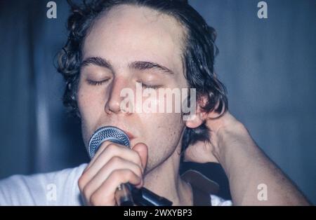 GOMEZ, FRÜHES KONZERT, 1998: A Young Ian Ball of Gomez, der am 25. April 1998 in Bristol Louisiana, Bristol, England, Großbritannien, einen winzigen, schwitzenden Auftritt spielt. Die Band tourte auf ihrem neu veröffentlichten Debütalbum Bring IT On. Bild: Rob Watkins. INFO: Gomez, eine englische Indie-Rock-Band, die 1996 in Southport, England, gegründet wurde. Ihr Debütalbum Bring IT On gewann 1998 den prestigeträchtigen Mercury Prize, was sie zu Ruhm machte. Ihr eklektischer Sound verbindet Blues, Folk und Rock. Stockfoto