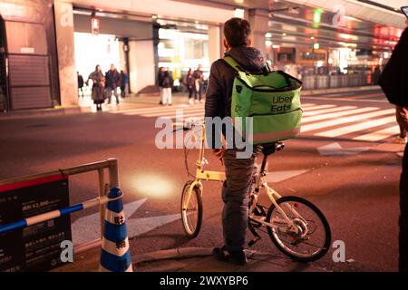 Tokio, Japan - 2. März 2024 : Uber Eats Rider liefert Essen in Akihabara. Stockfoto