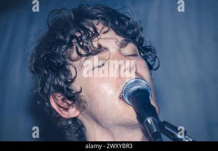 GOMEZ, FRÜHES KONZERT, 1998: A Young Ian Ball of Gomez, der am 25. April 1998 in Bristol Louisiana, Bristol, England, Großbritannien, einen winzigen, schwitzenden Auftritt spielt. Die Band tourte auf ihrem neu veröffentlichten Debütalbum Bring IT On. Bild: Rob Watkins. INFO: Gomez, eine englische Indie-Rock-Band, die 1996 in Southport, England, gegründet wurde. Ihr Debütalbum Bring IT On gewann 1998 den prestigeträchtigen Mercury Prize, was sie zu Ruhm machte. Ihr eklektischer Sound verbindet Blues, Folk und Rock. Stockfoto