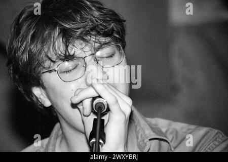 GOMEZ, FRÜHES KONZERT, 1998: Ein junger Ben Ottewell aus Gomez, der am 25. April 1998 in Bristol Louisiana, Bristol, England, Großbritannien, einen winzigen, schwitzenden Auftritt spielt. Die Band tourte auf ihrem neu veröffentlichten Debütalbum Bring IT On. Bild: Rob Watkins. INFO: Gomez, eine englische Indie-Rock-Band, die 1996 in Southport, England, gegründet wurde. Ihr Debütalbum Bring IT On gewann 1998 den prestigeträchtigen Mercury Prize, was sie zu Ruhm machte. Ihr eklektischer Sound verbindet Blues, Folk und Rock. Stockfoto