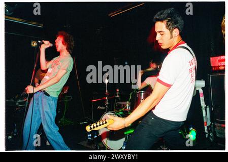 HUNDRED REASONS, YOUNG, EMO CONCERT, 2001: Ein junger Colin Doran Sänger und Larry Hibbitt Gitarrist der Emo-Rockband Hundred Reaons, der am 14. Mai 2001 im Clwb IFOR Bach Welsh Club in Wales spielt. Foto: Rob Watkins. INFO: 100 Reasons, eine britische Post-Hardcore-Rock-Band, die 1999 in London gegründet wurde, erlangte Anerkennung für ihre energiegeladenen Live-Auftritte und emotionales Songwriting. Hits wie „If I Could“ und „Silver“ zeigten ihren dynamischen Sound und brachten ihnen eine engagierte Anhängerschaft in der Musikszene der frühen 2000er Jahre ein. Stockfoto