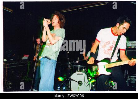 HUNDRED REASONS, YOUNG, EMO CONCERT, 2001: Ein junger Colin Doran Sänger und Larry Hibbitt Gitarrist der Emo-Rockband Hundred Reaons, der am 14. Mai 2001 im Clwb IFOR Bach Welsh Club in Wales spielt. Foto: Rob Watkins. INFO: 100 Reasons, eine britische Post-Hardcore-Rock-Band, die 1999 in London gegründet wurde, erlangte Anerkennung für ihre energiegeladenen Live-Auftritte und emotionales Songwriting. Hits wie „If I Could“ und „Silver“ zeigten ihren dynamischen Sound und brachten ihnen eine engagierte Anhängerschaft in der Musikszene der frühen 2000er Jahre ein. Stockfoto