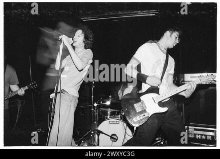 HUNDRED REASONS, YOUNG, EMO CONCERT, 2001: Ein junger Colin Doran Sänger und Larry Hibbitt Gitarrist der Emo-Rockband Hundred Reaons, der am 14. Mai 2001 im Clwb IFOR Bach Welsh Club in Wales spielt. Foto: Rob Watkins. INFO: 100 Reasons, eine britische Post-Hardcore-Rock-Band, die 1999 in London gegründet wurde, erlangte Anerkennung für ihre energiegeladenen Live-Auftritte und emotionales Songwriting. Hits wie „If I Could“ und „Silver“ zeigten ihren dynamischen Sound und brachten ihnen eine engagierte Anhängerschaft in der Musikszene der frühen 2000er Jahre ein. Stockfoto