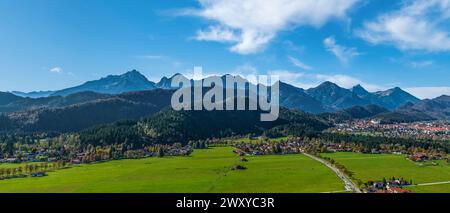 Herbstlicher Blick auf die Gemeinde Schwangau im Königswinkel im östlichen Allgäu Stockfoto